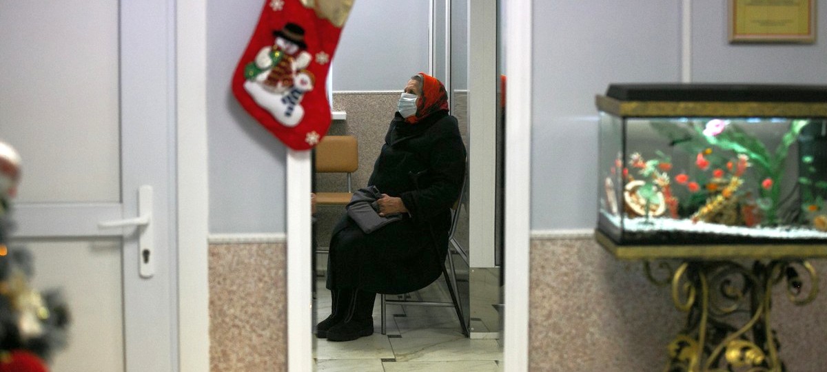 Хоспис в Бресте. Женщина пришла навестить своего родственника. Фото: BGmedia