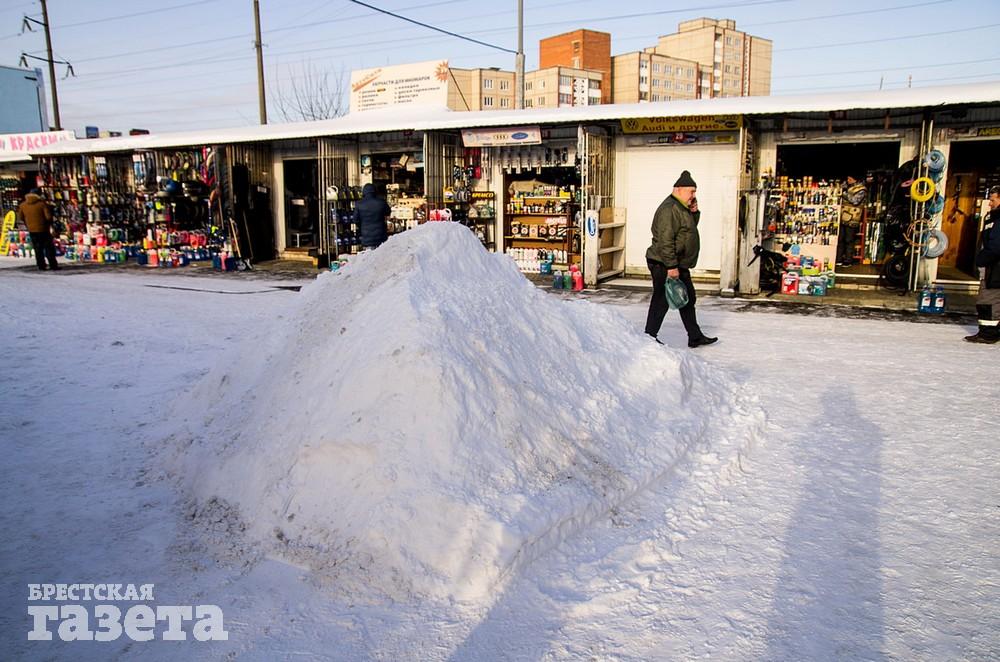 Торговля на брестском авторынке в большой мороз. Фото: , "Брестская газета"