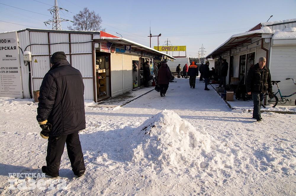 Торговля на брестском авторынке в большой мороз. Фото: , "Брестская газета"
