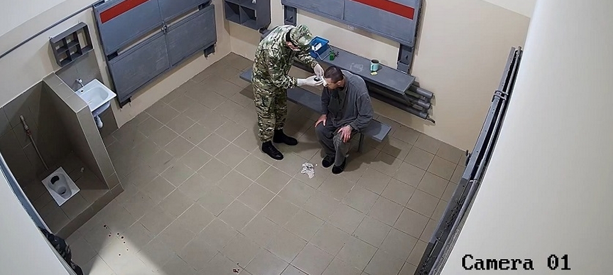 Скриншот видео, на котором сотрудник шкловской колонии оказывает помощь, предположительно, Витольду Ашурку. Опрошенные политзаключенные считают, что это не Витольд Ашурок