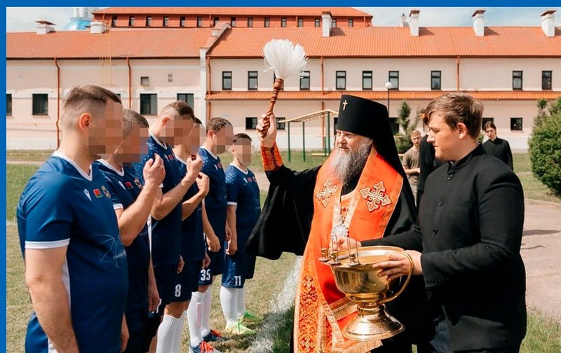 Силовикам, которые играли в футбол, заблюрили лица