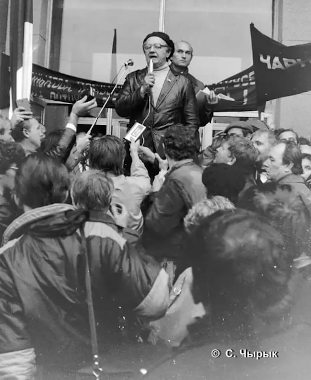 Беларуский писатель и активист Алесь Адамович (говорит в микрофон). Фото: «Экодом».