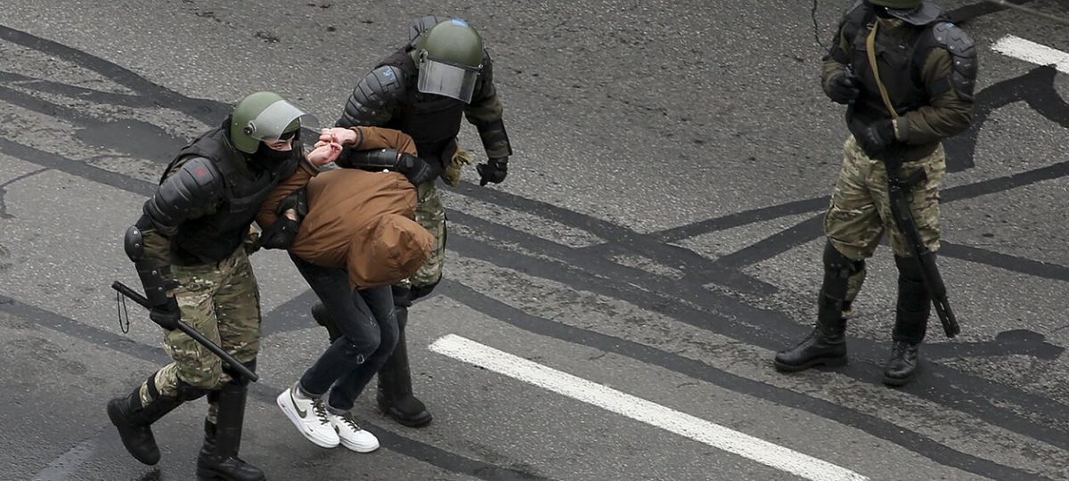 Беларуские силовики ведут задержанного