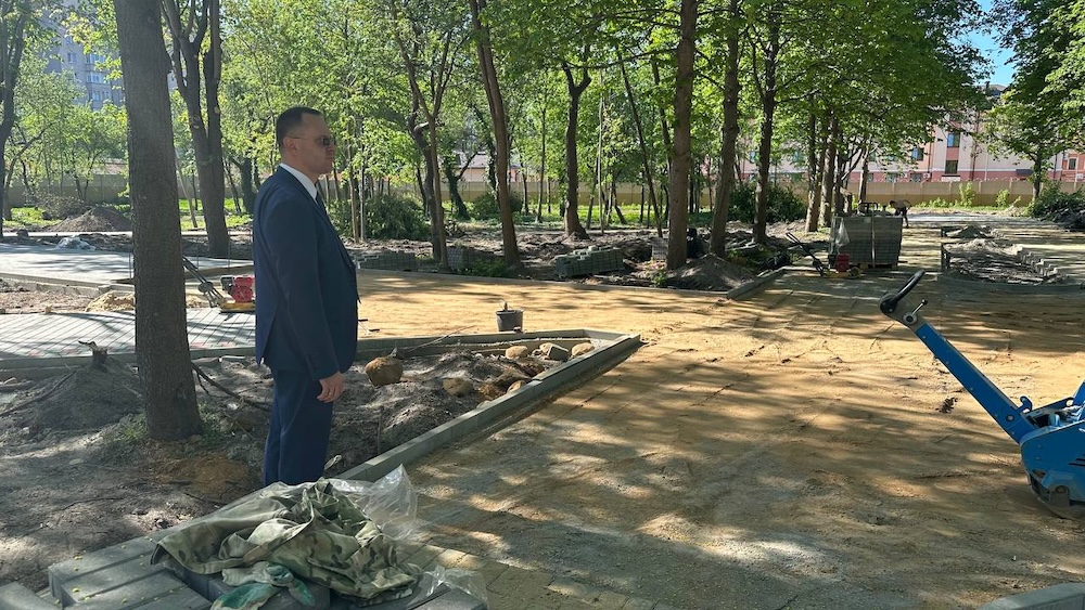 Председатель Брестского горисполкома Сергей Лободинский инспектирует ход строительства скейт-парка в Бресте. Фото: «Любимый Брест».