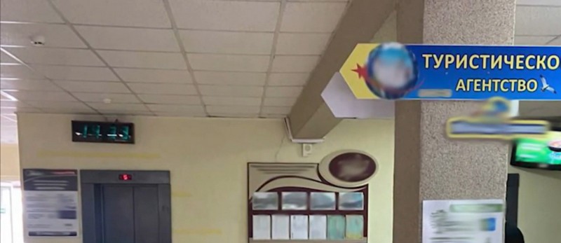 Внутри здания, где располагается турфирма, чей директор обманывала людей. Скриншот видео