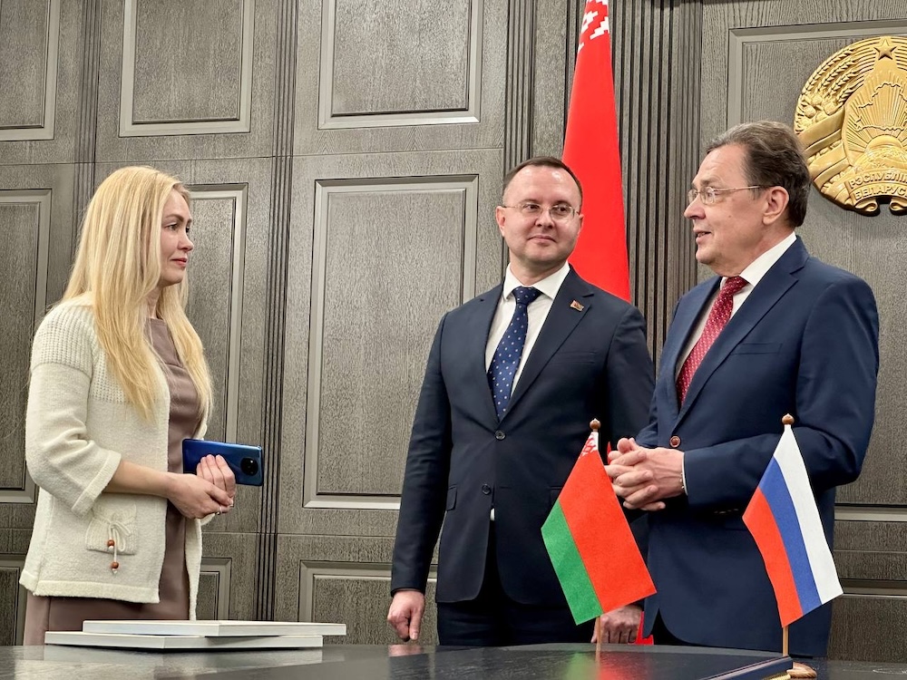 Торжественная церемония награждения победителя нового слогана о нашем городе. Председатель горисполкома Сергей Лободинский и генеральный консул Российской Федерации в Бресте Олег Мурашев вручают жене победителя главный приз – билет на первый авиарейс Брест-Санкт-Петербург и экскурсию в Эрмитаж. Фото: «Любимый Брест».