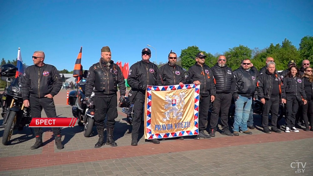 Представители филиала «Ночных волков» в Словакии во время посещения Брестской крепости 1 мая 2025 года. Фото: СТВ