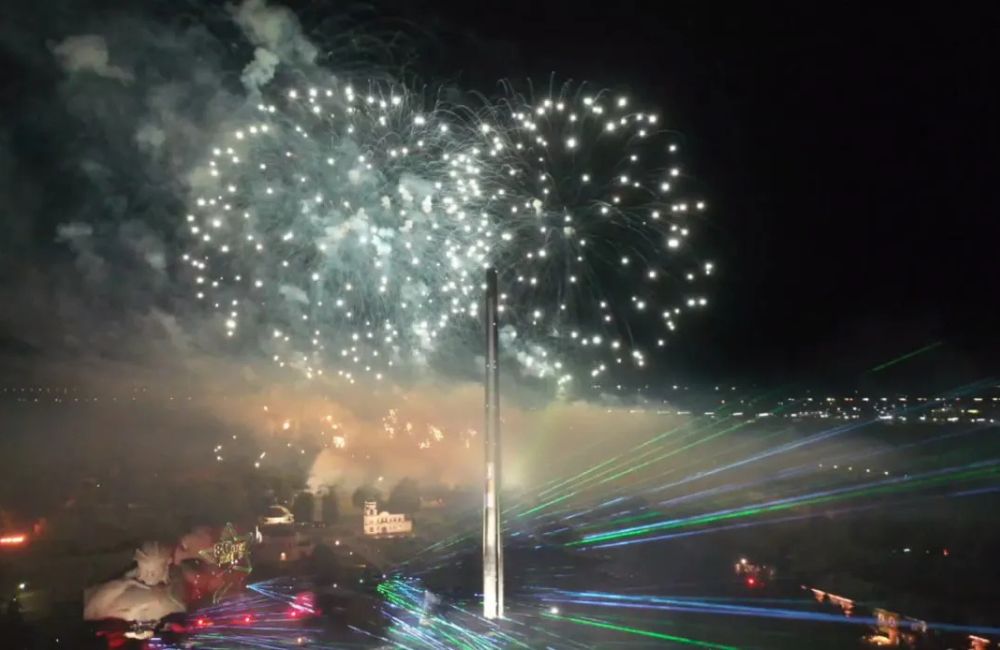 Скриншот с видео салюта в Брестской крепости в честь Дня Победы.