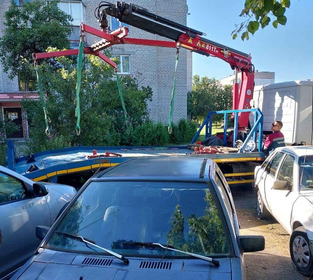 Эвакуация заброшенных автомобилей в Бресте в июле 2025 года. Фото: Брестский горисполком