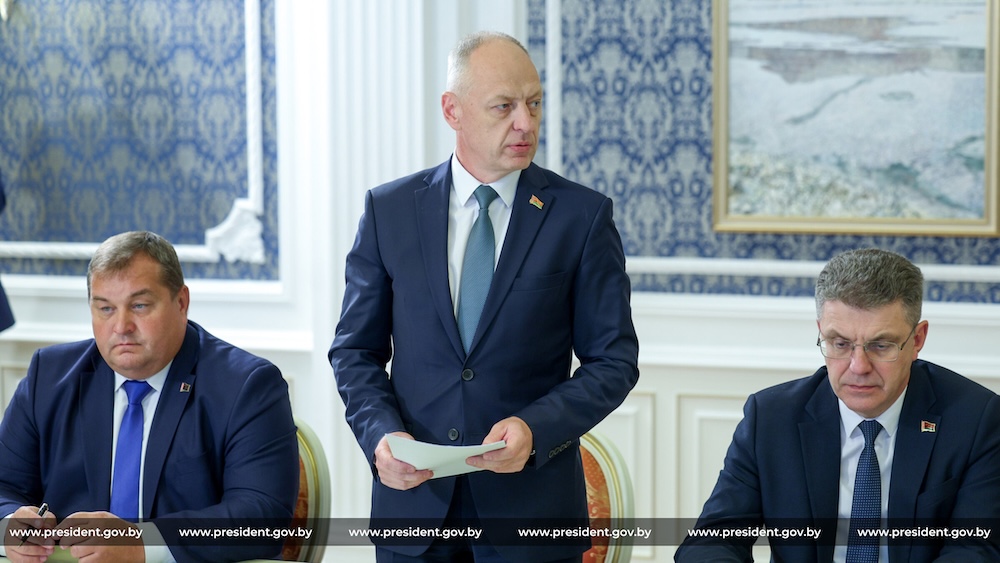 Министр антимонопольного регулирования и торговли Артур Карпович на совещании по системе торгового обслуживания населения. Минск, 26 августа 2025 года.