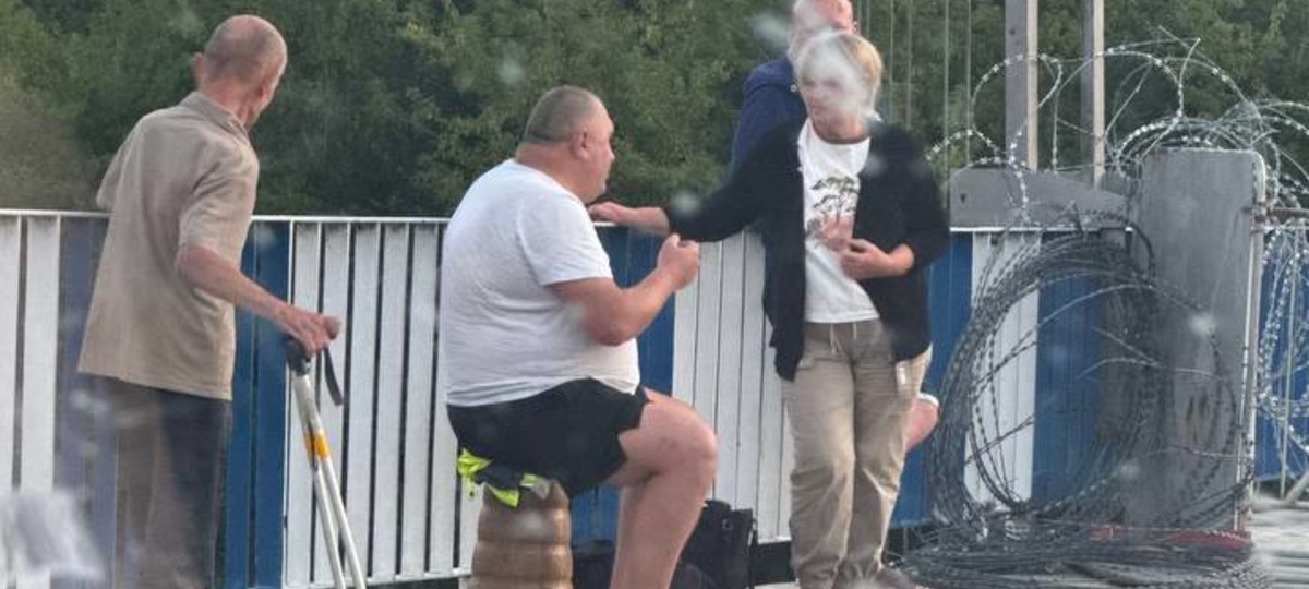 Льготники на мосту между Беларусью и Польшей. Фото из приграничного чата