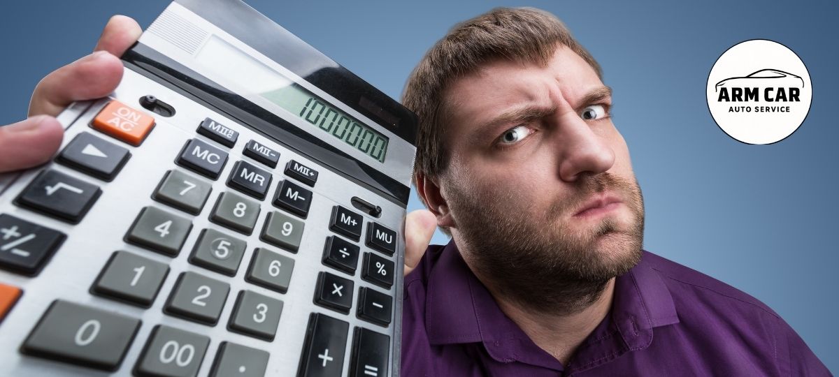 Мужчина в фиолетовой рубашке с серьёзным выражением лица держит в руках огромный калькулятор с цифрами «1000000» на экране. В углу логотип Arm Car Auto Service