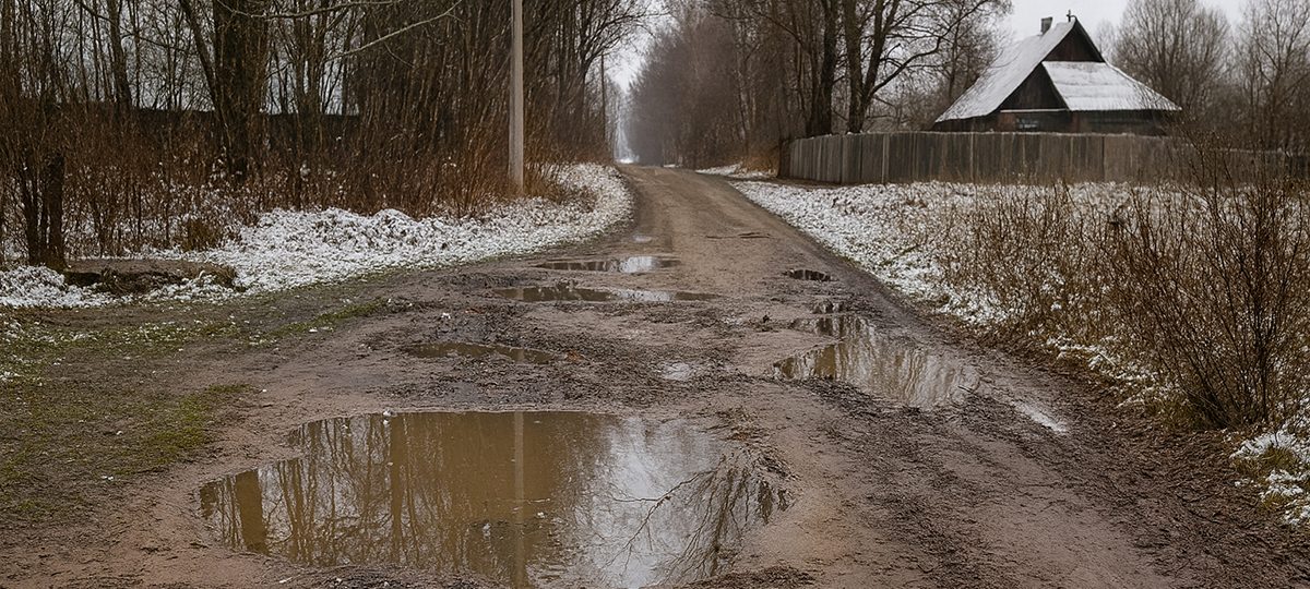 дорога в деревне пократая лужами
