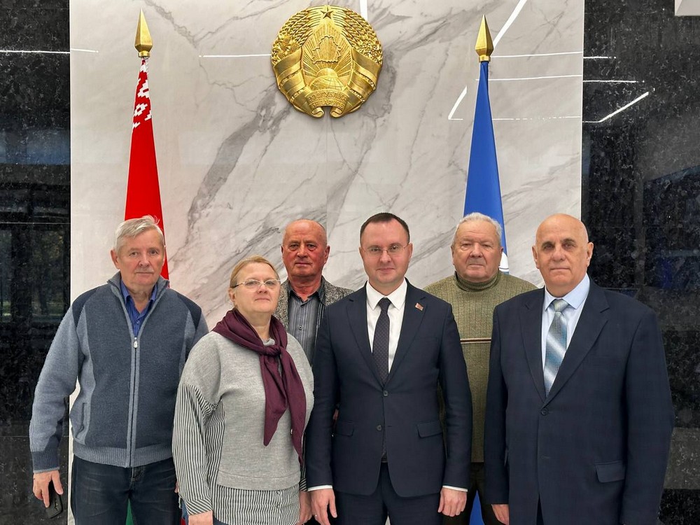 Встреча Сергея Лободинского с пенсионерами по поводу строительства детского сада. Фото: Брестский горисполком