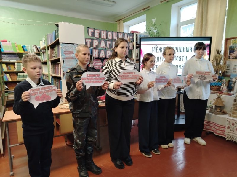 школьники на идеологическом мероприятии 