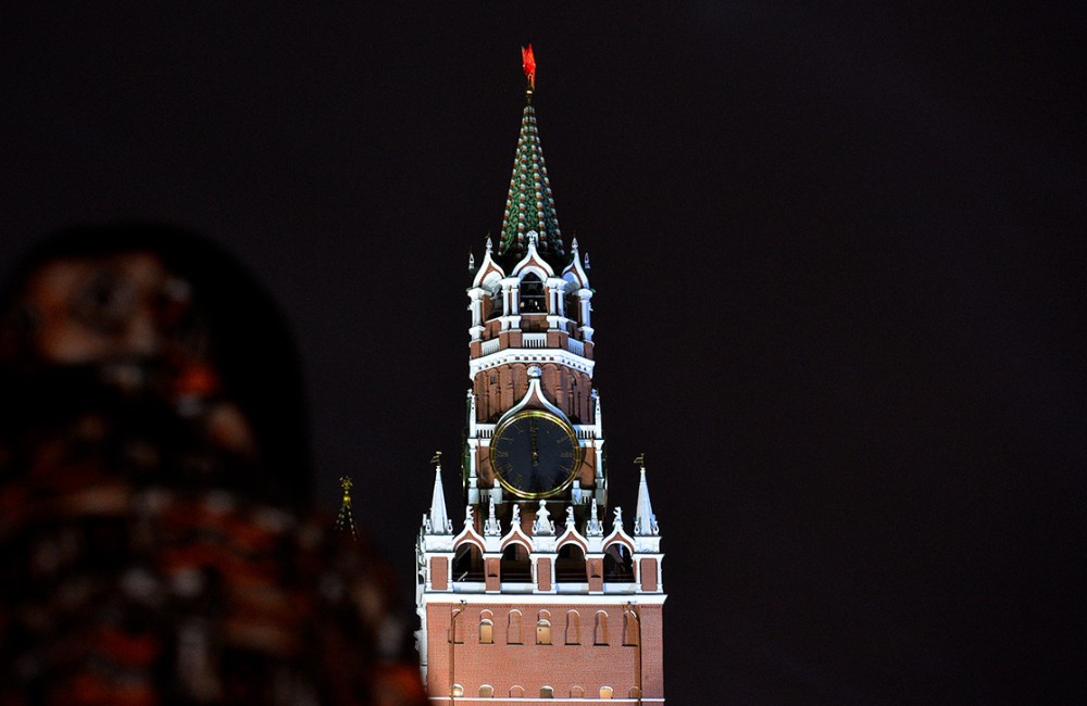 На темном фоне изображение московского кремля