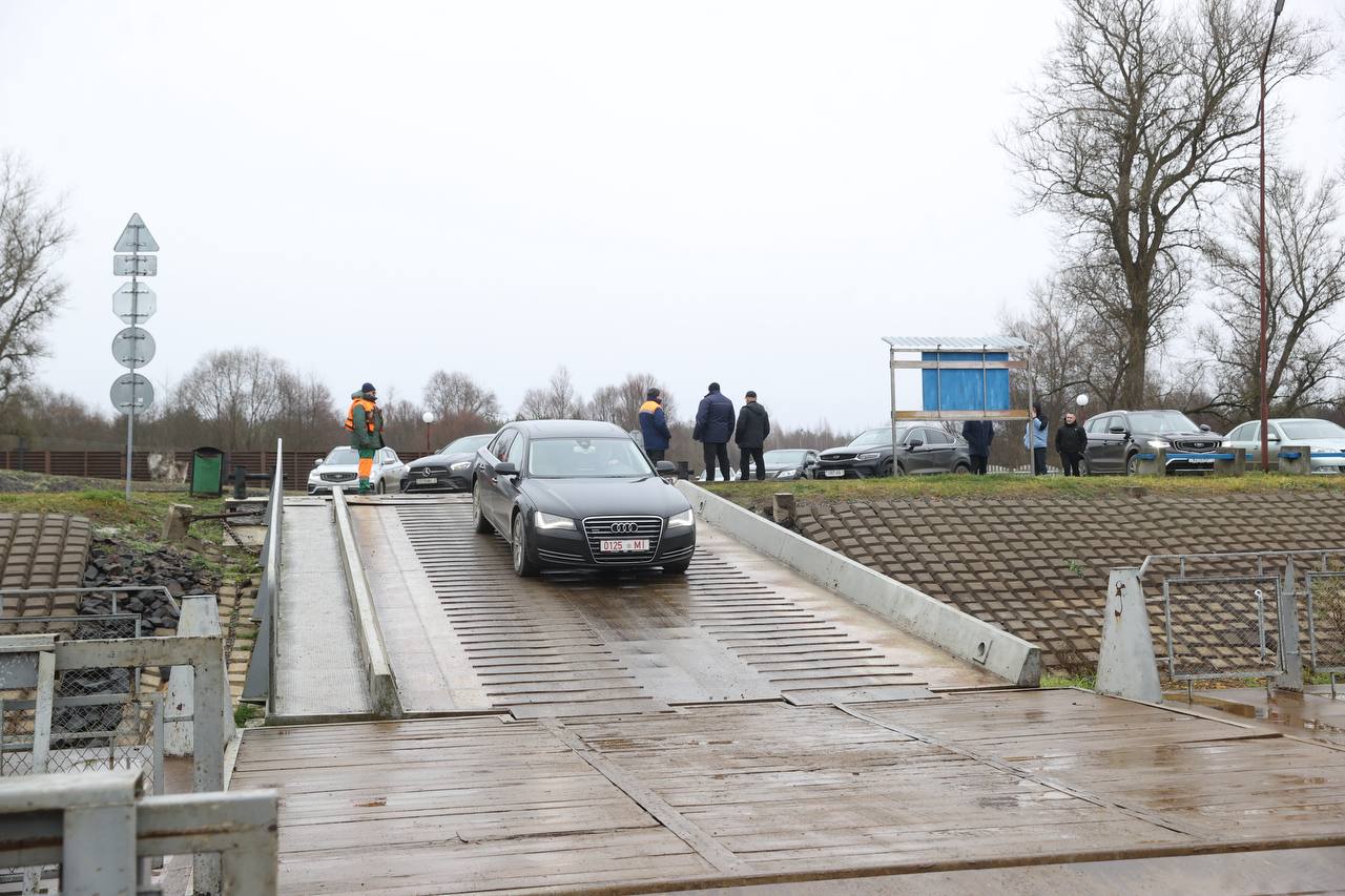 Паромная переправа через реку Припять между Лунинецким и Столинским районами.