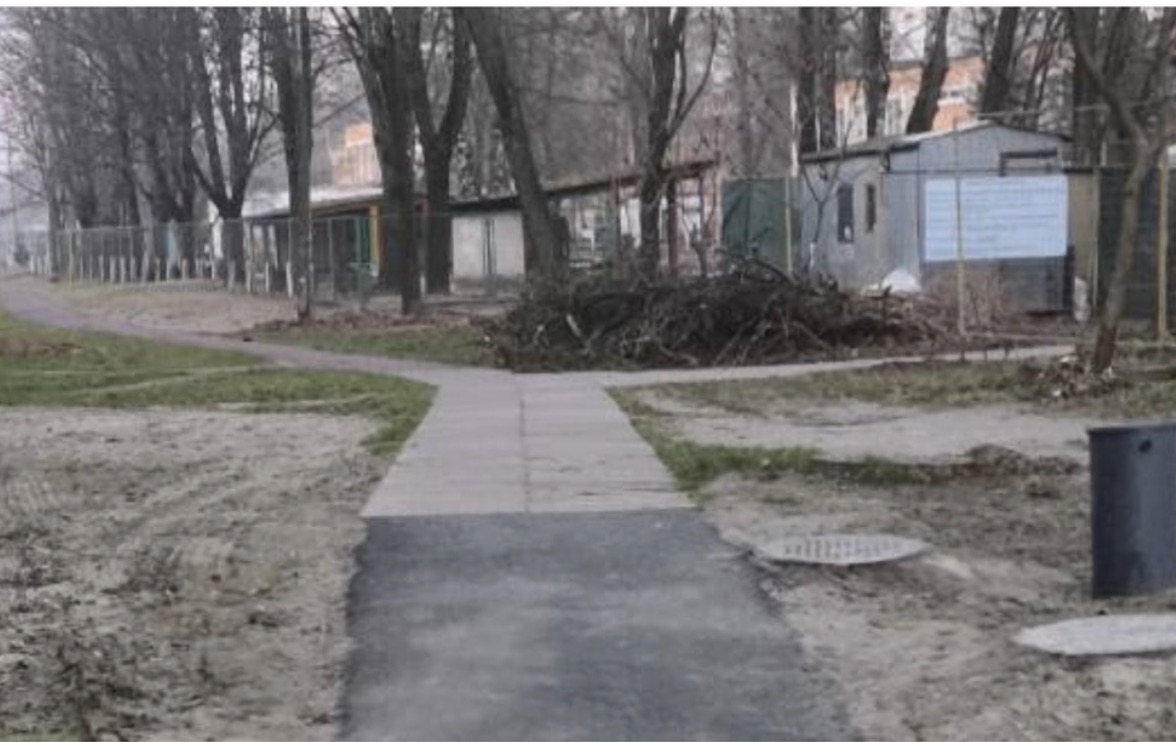 Неблагоустроенный тротуар на Московской, 346.