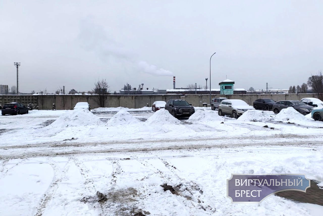 Парковка во дворе дома №15Г на улице Героев Обороны в Бресте.