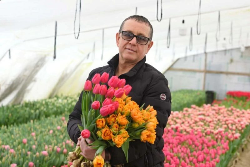Владимир Диковицкий в своей теплице. Февраль 2025 года. Фото: smartpress.by