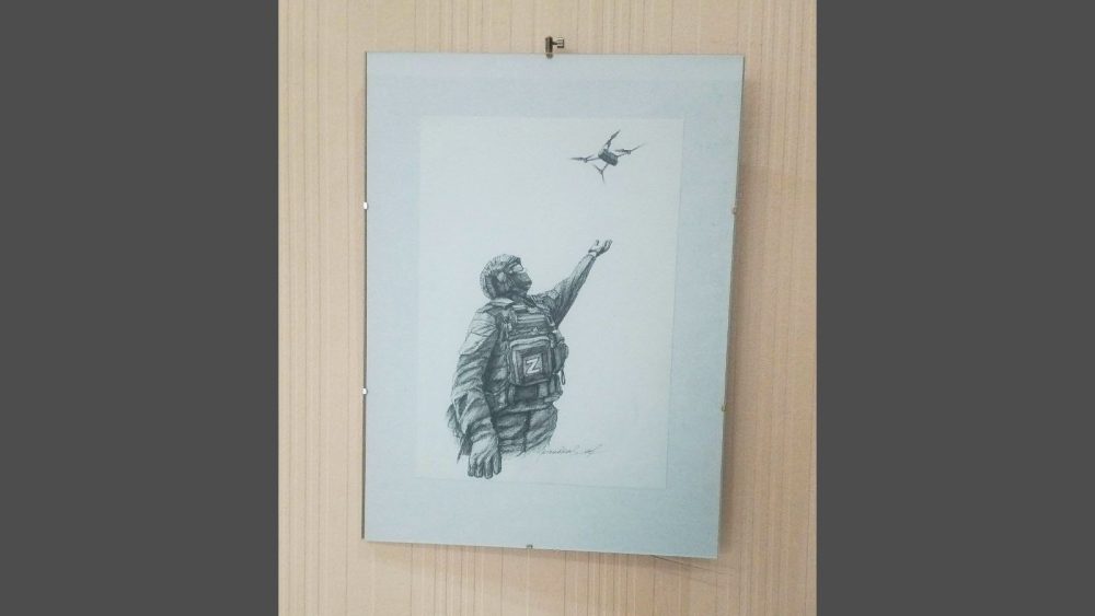 Портрет российского солдата с буквой Z на форме на выставке в «Русском доме» в Бресте