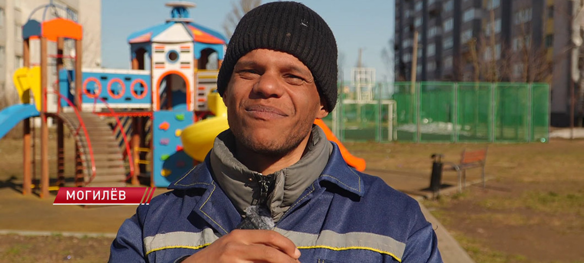 Исмаил Сума, дворник ЖЭУ №7 Ленинского района Могилева. Скриншот видео СТВ