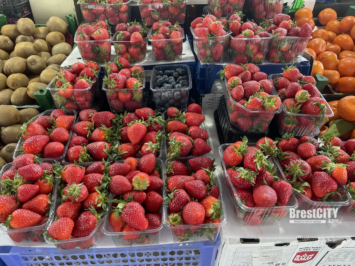Клубника на брестском центральном рынке