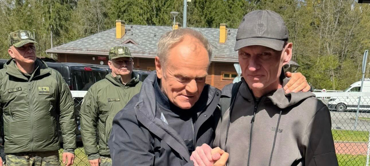 Премьер-министр Польши Дональд Туск и освобожденный Анджей Почобут. Фото из Facebook Дональда Туска