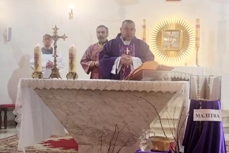 Прощание с польским католическим священником Павлом Кручеком