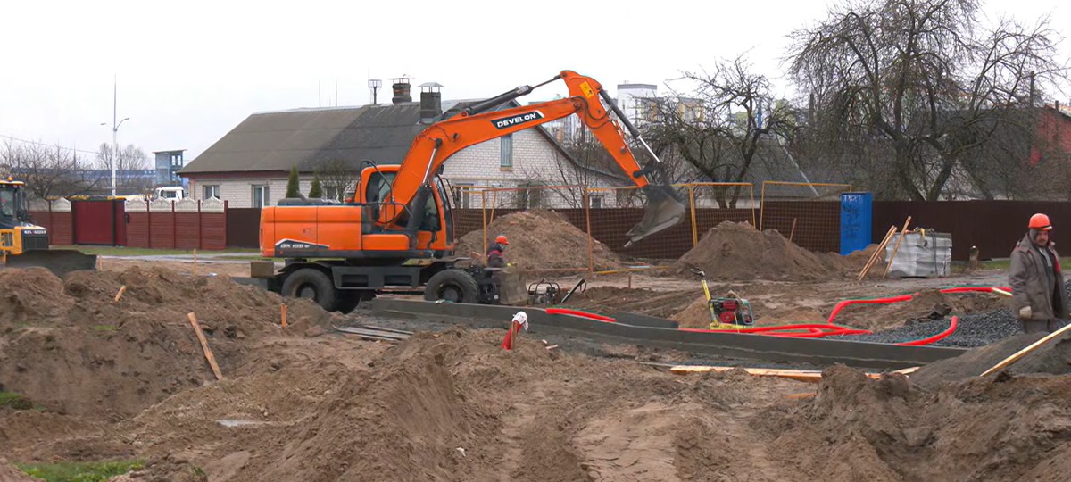 Ремонт улицы Брестской в Пинске в апреле 2026 года. Скриншот видео