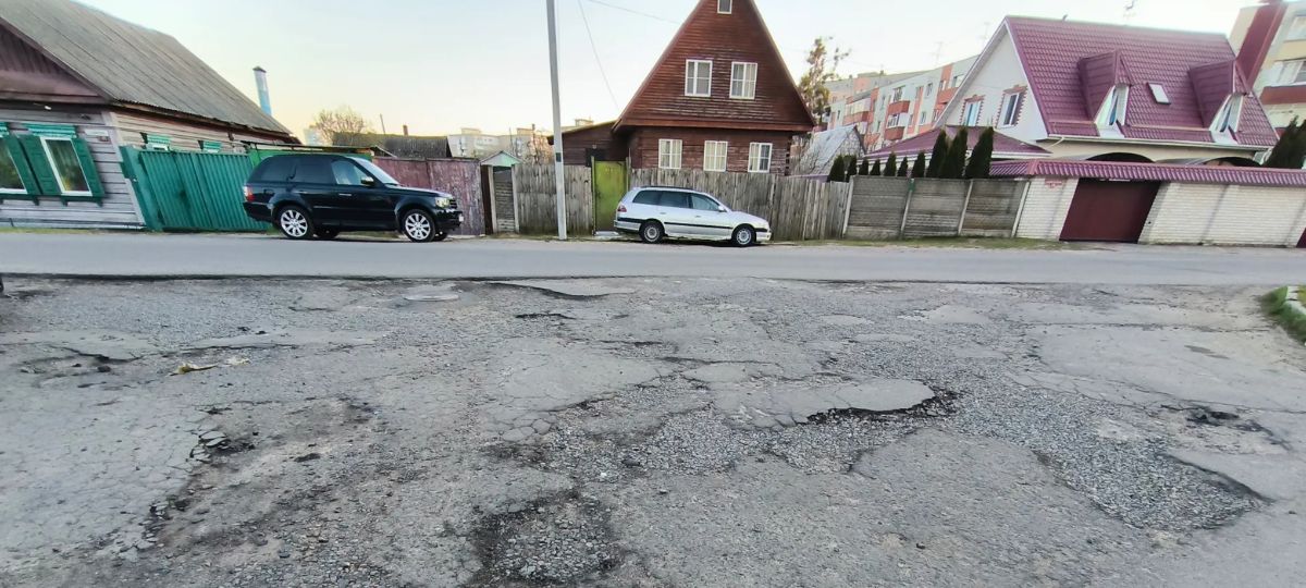 Ямы в одном из дворов Гомеля