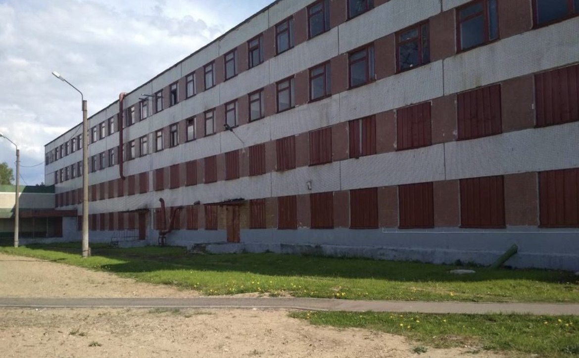 старое здание без ремонта 