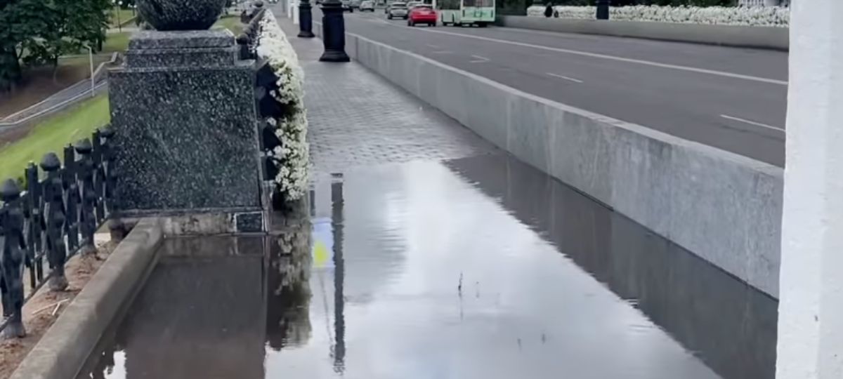 Лужа на мосту через Дубровенку в Могилеве
