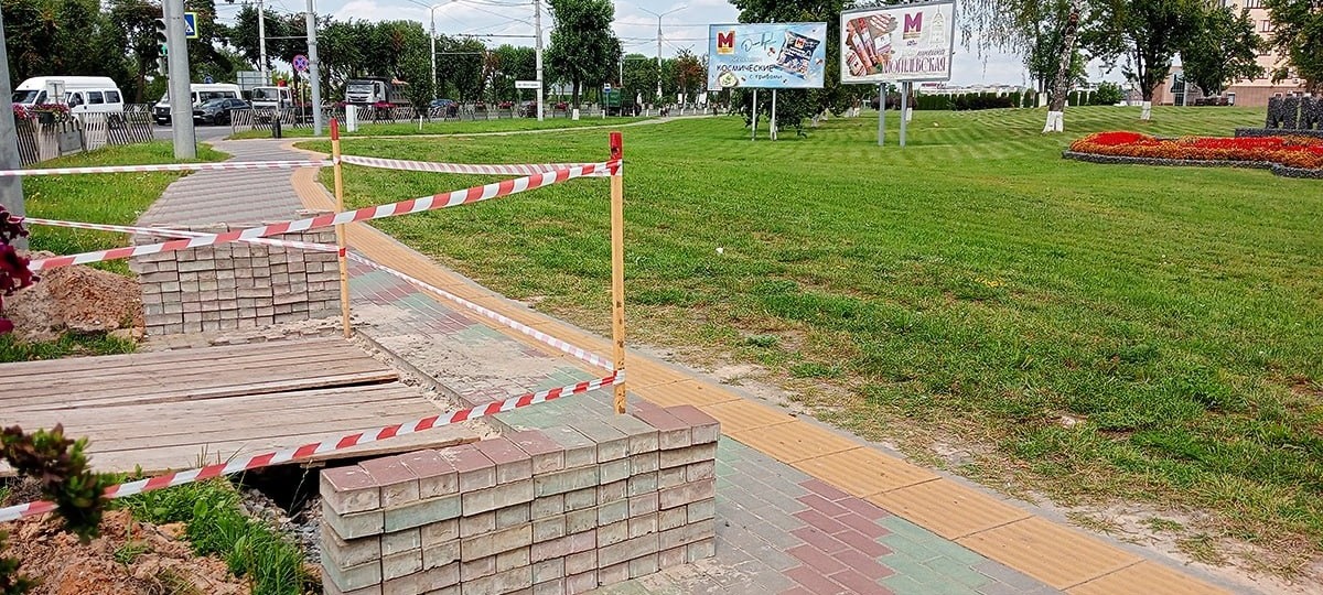 Ремонт ямы в тротуаре в Могилеве. Фото: МогилевОнлайн