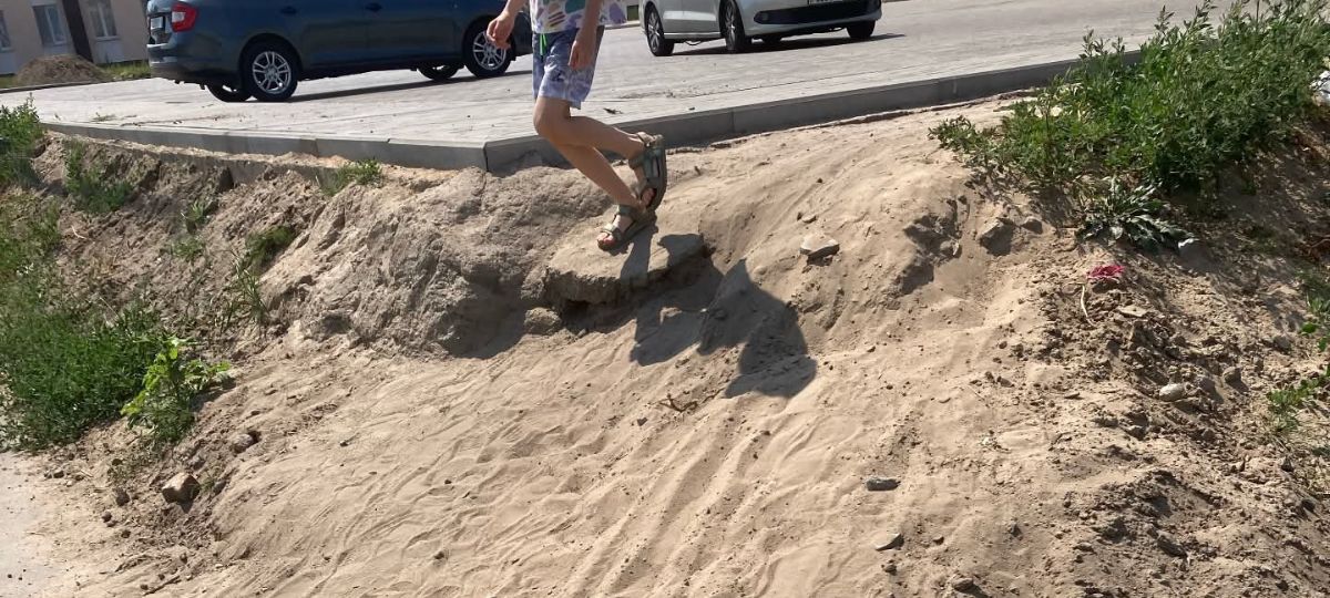Склон, засыпанный землей у дома на Карьерной