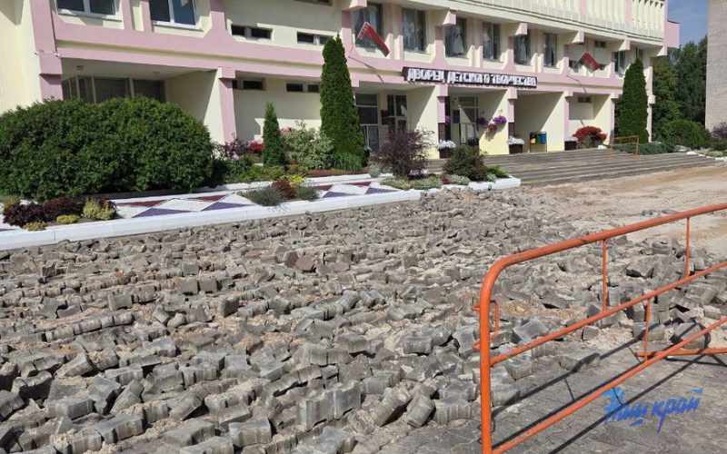 Замена плитки у Дворца детского творчества в Барановичах