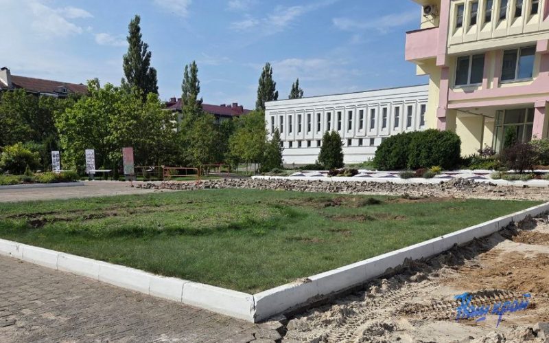 Замена плитки у Дворца детского творчества в Барановичах