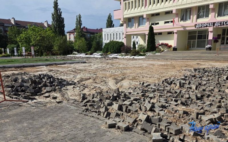 Замена плитки у Дворца детского творчества в Барановичах