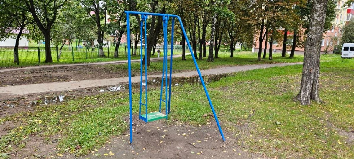 Отремонтированные качели в проблемном дворе в Молодечно