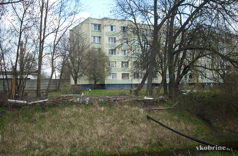 Стихийный город во дворе многоэтажки в Кобрине в апреле 2023 года. Фото: «Кобринский вестник»