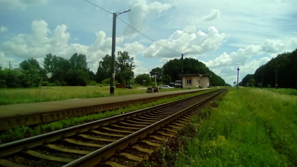 Парковка за ж/д станцией в Антополе в 2020 году